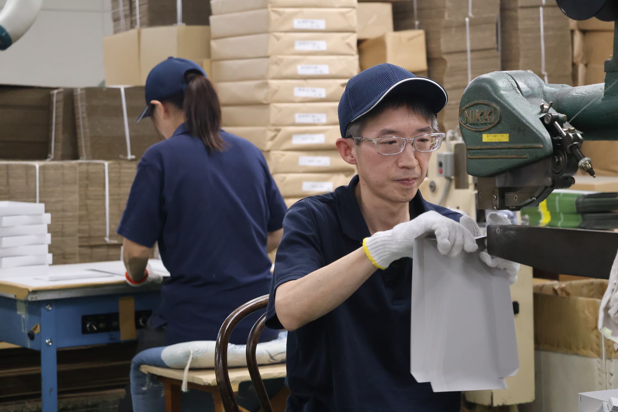 紙製品を仕上げる社員