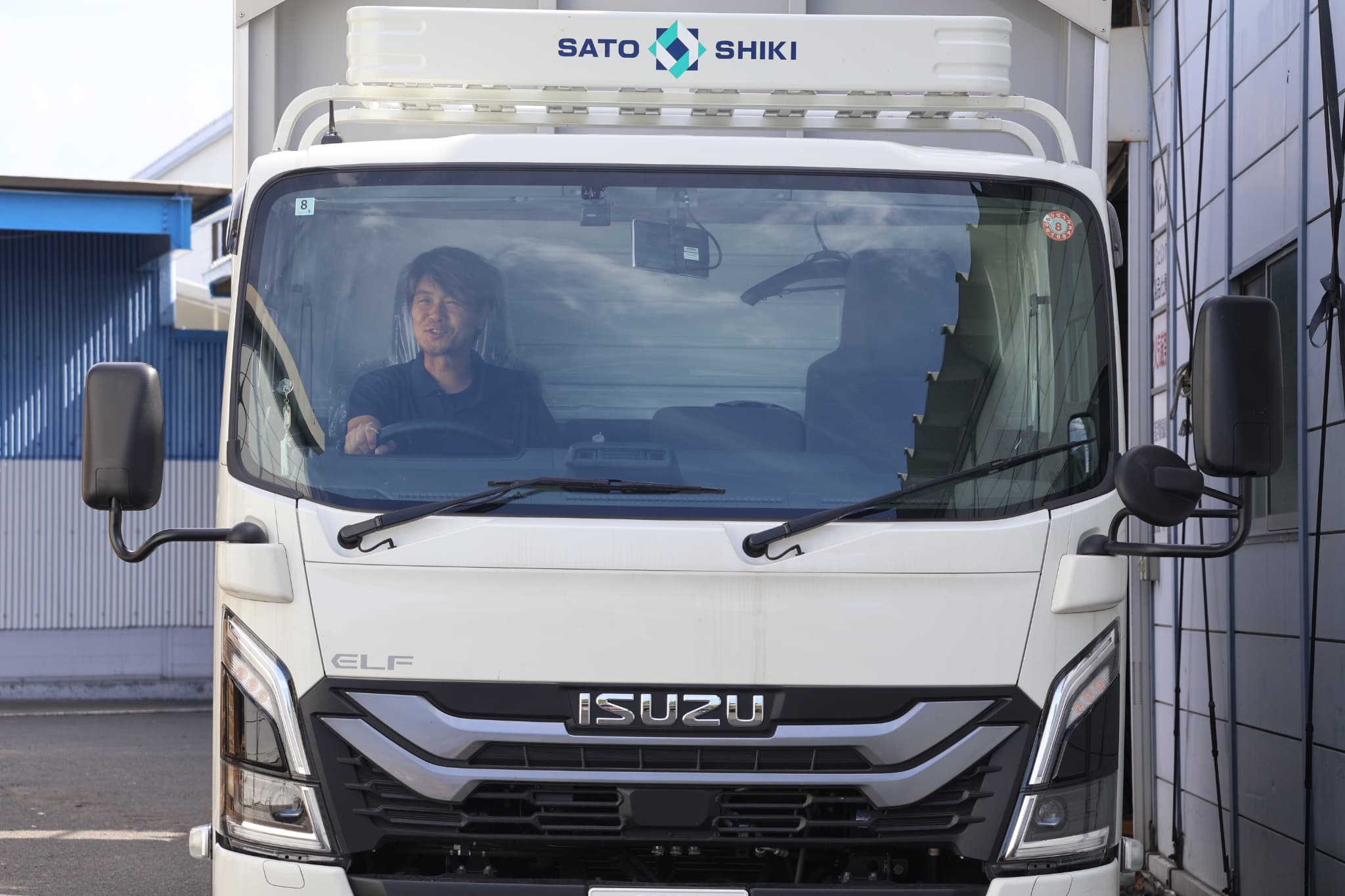 配送トラックを運転する社員