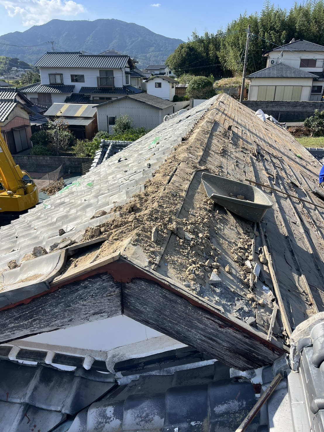 屋根をめくって下地を確認