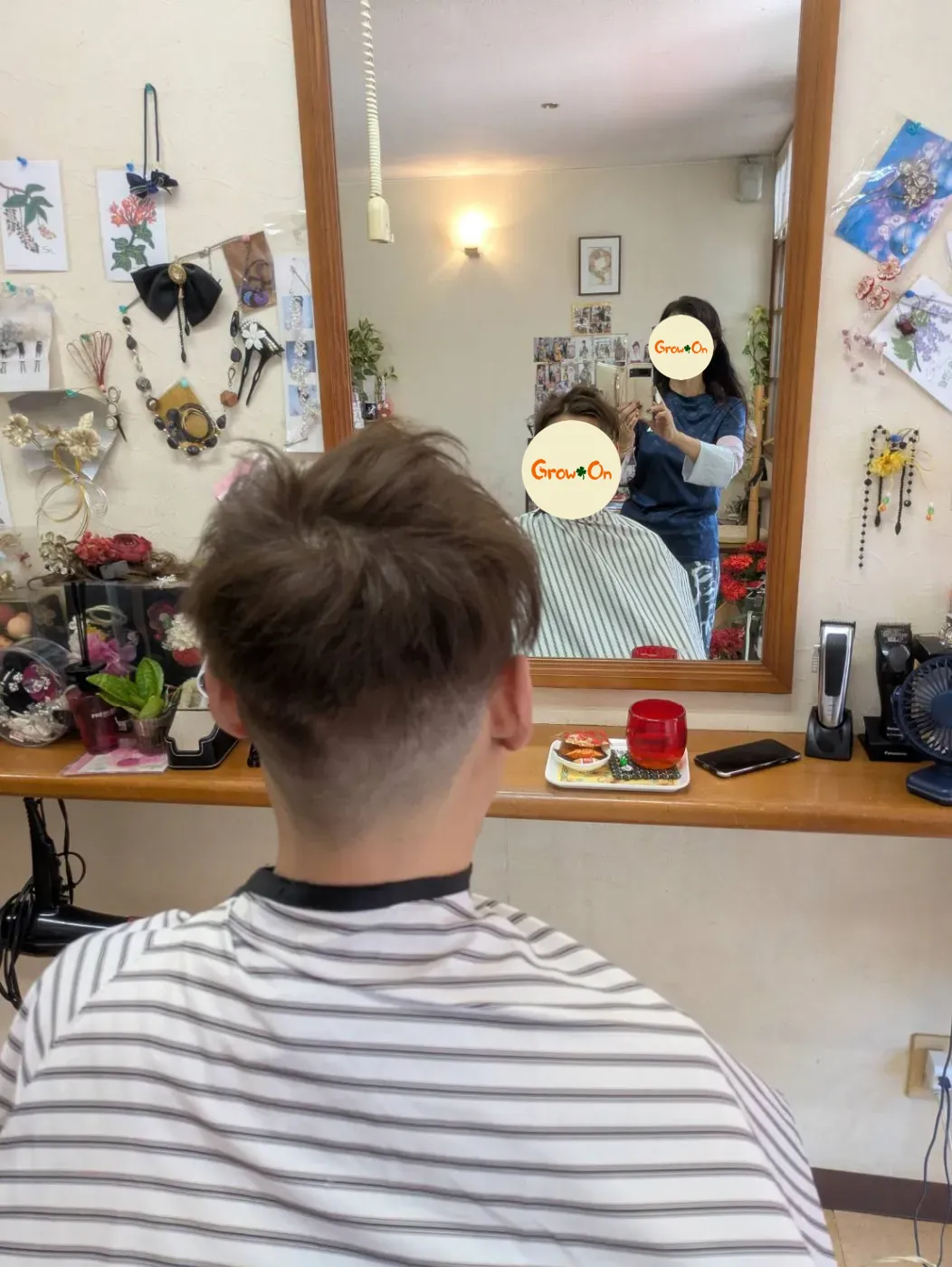 鏡で仕上がりを確認するメンズヘアスタイル