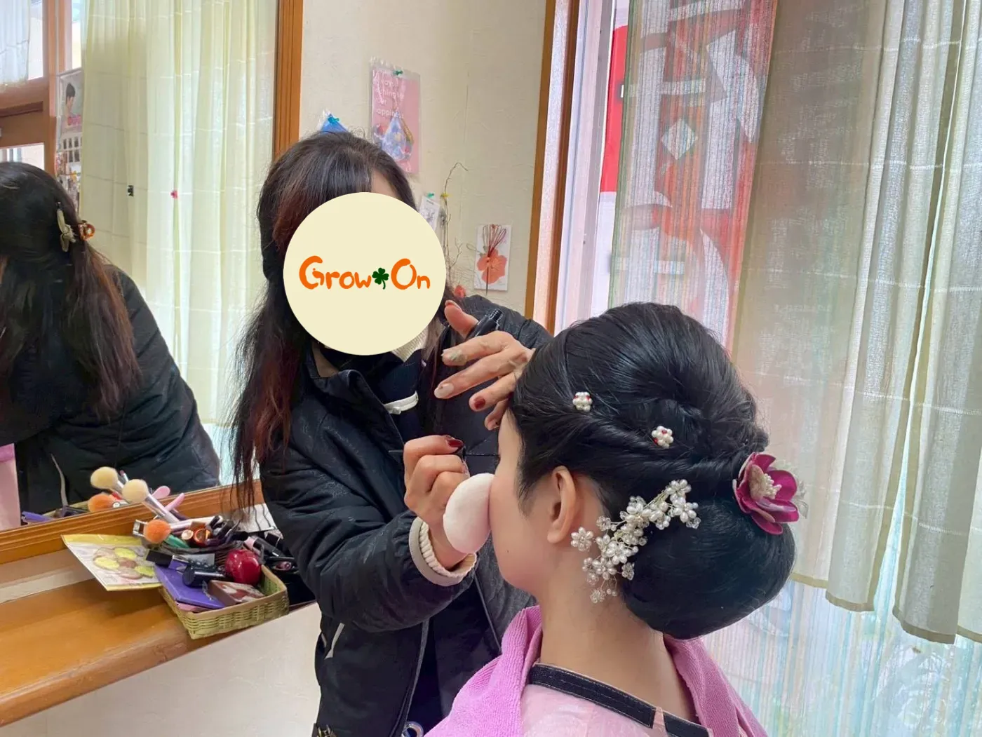 メイクを仕上げる様子