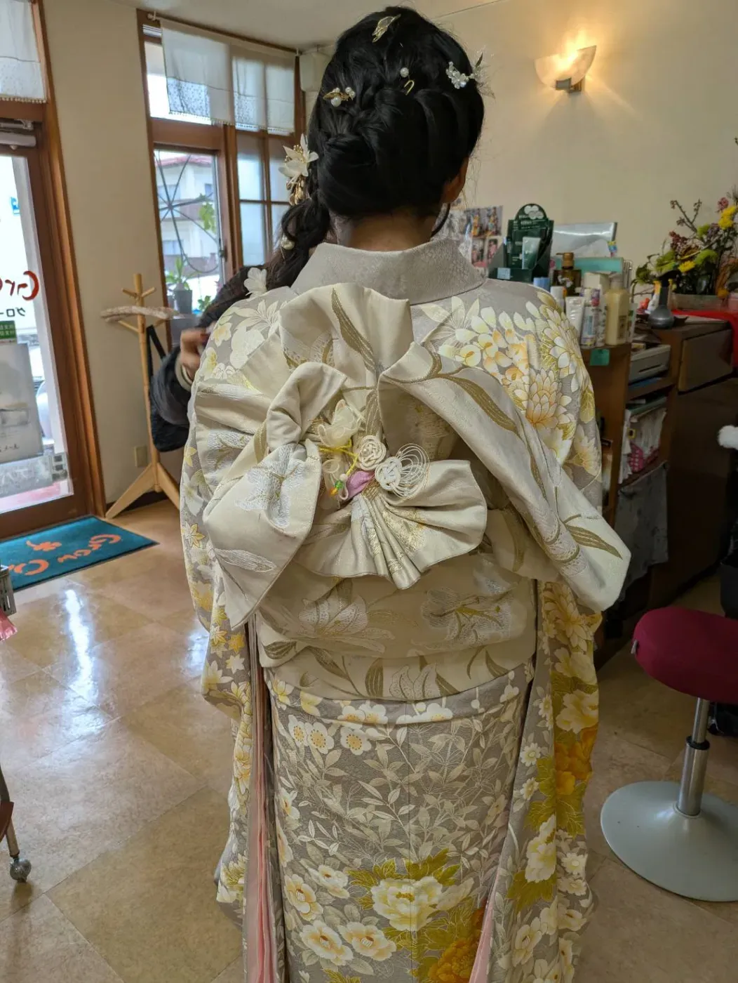 花柄の振袖と華やかな帯結び