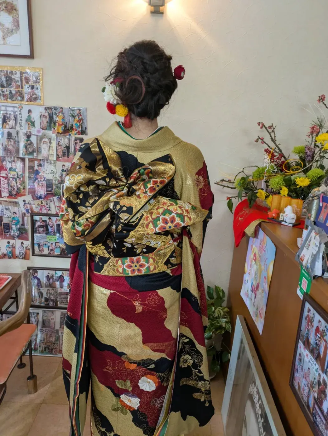 赤と黒の振袖の帯結びとまとめ髪