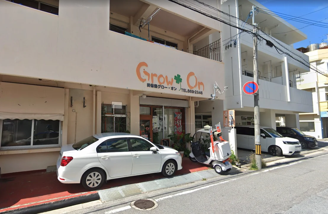 オレンジのGrow Onの看板とクローバーが目印の店舗外観