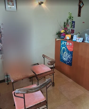 木のカウンターと椅子が並ぶ温かな店内