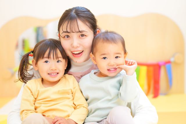 保育士と子どもたち