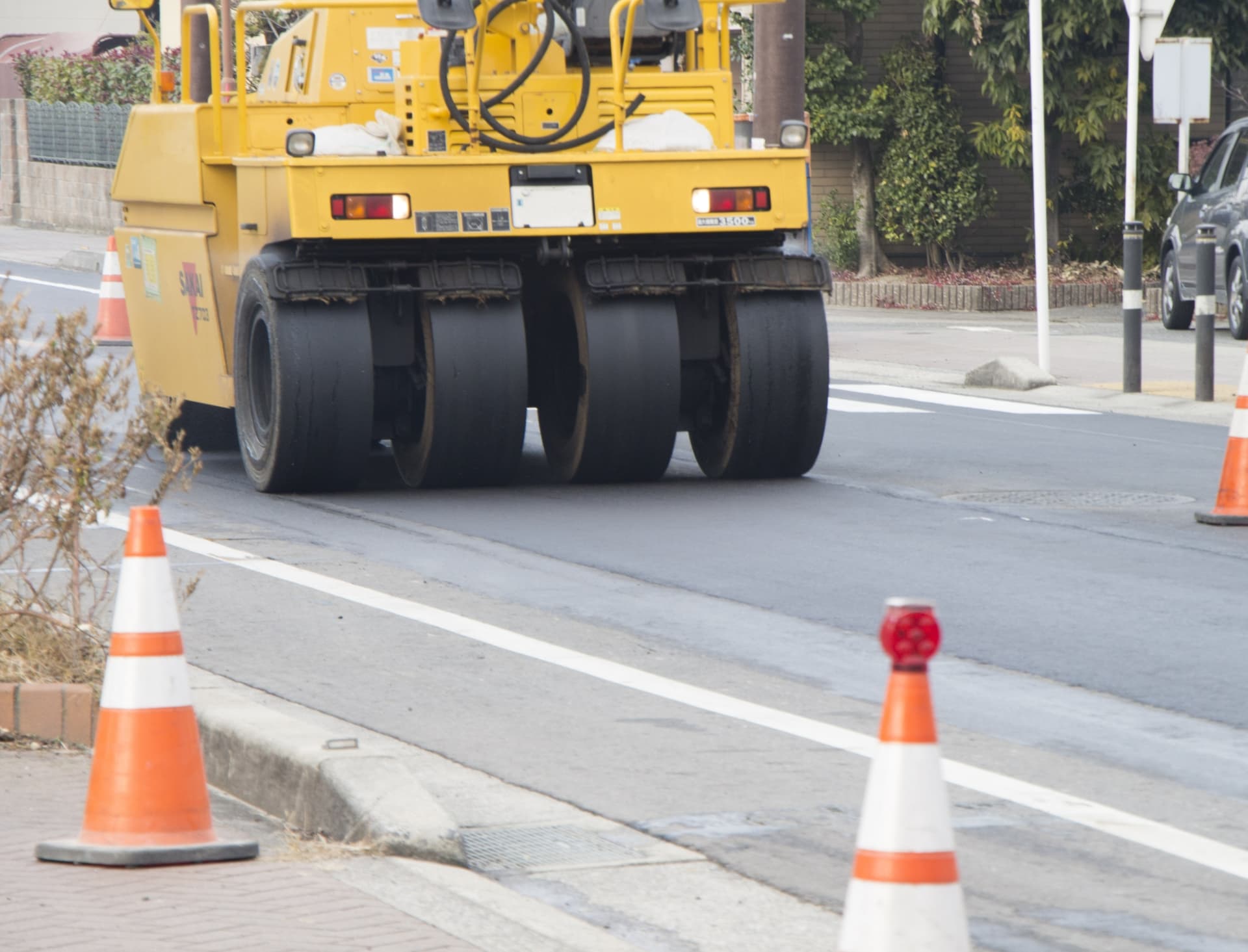 道路舗装の転圧作業