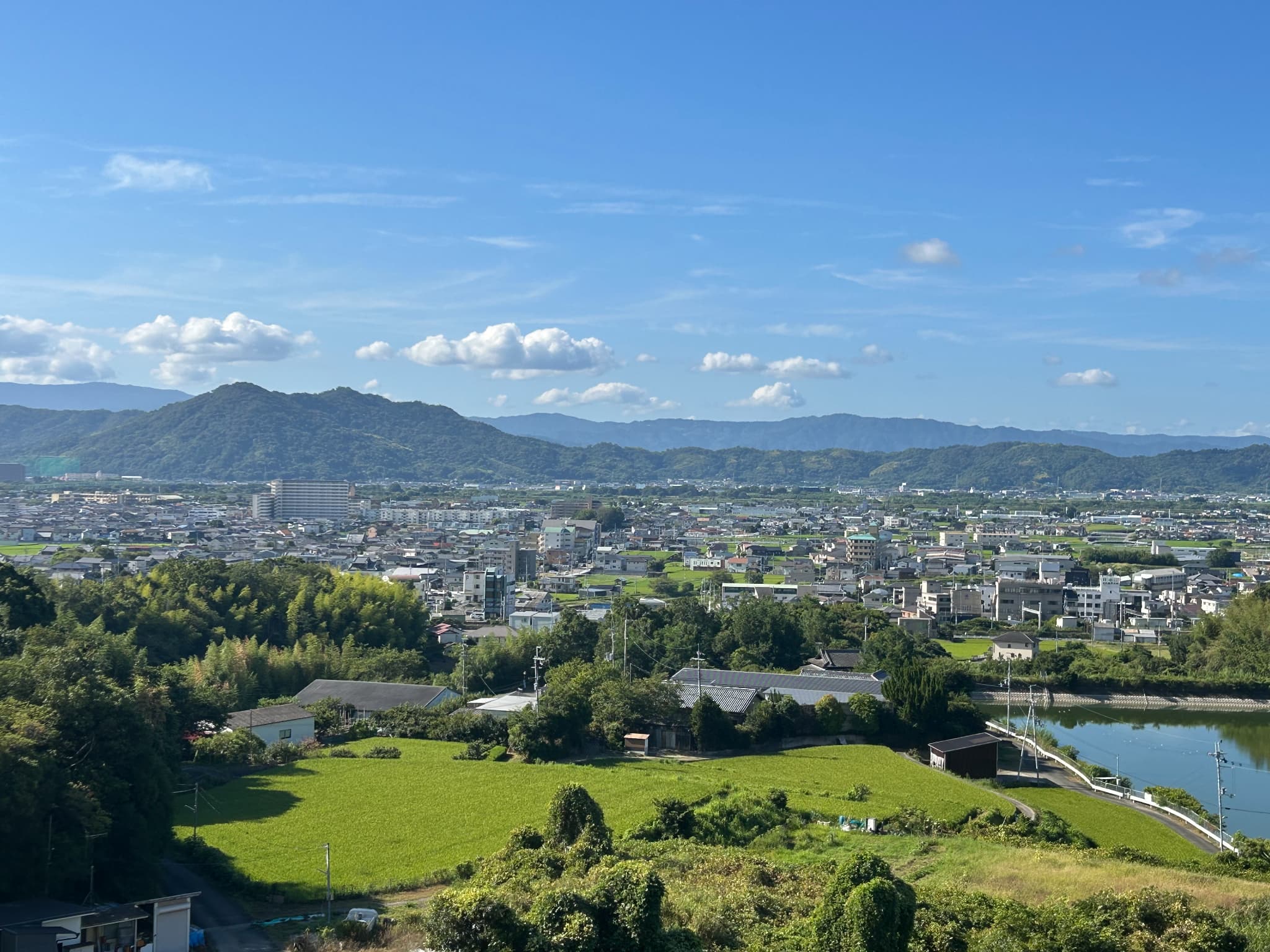 和歌山県海南市の町並みと山並みを望む風景