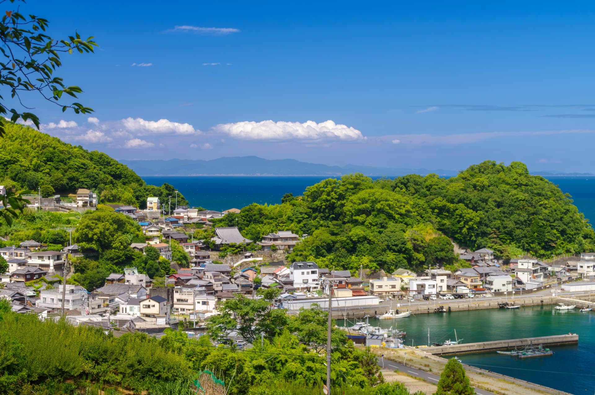 和歌山県の海沿いの町並み