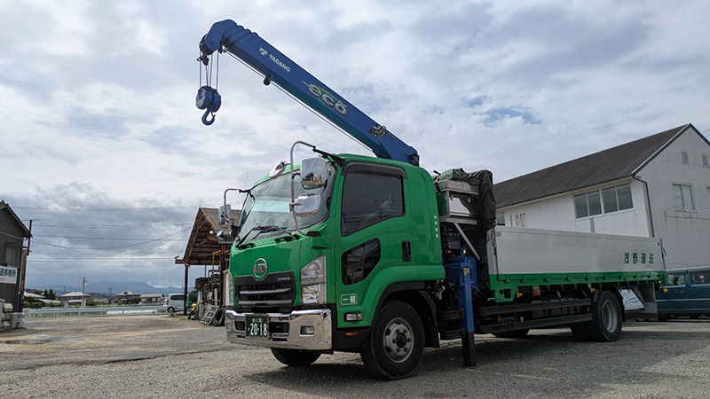 クレーン付き中型車