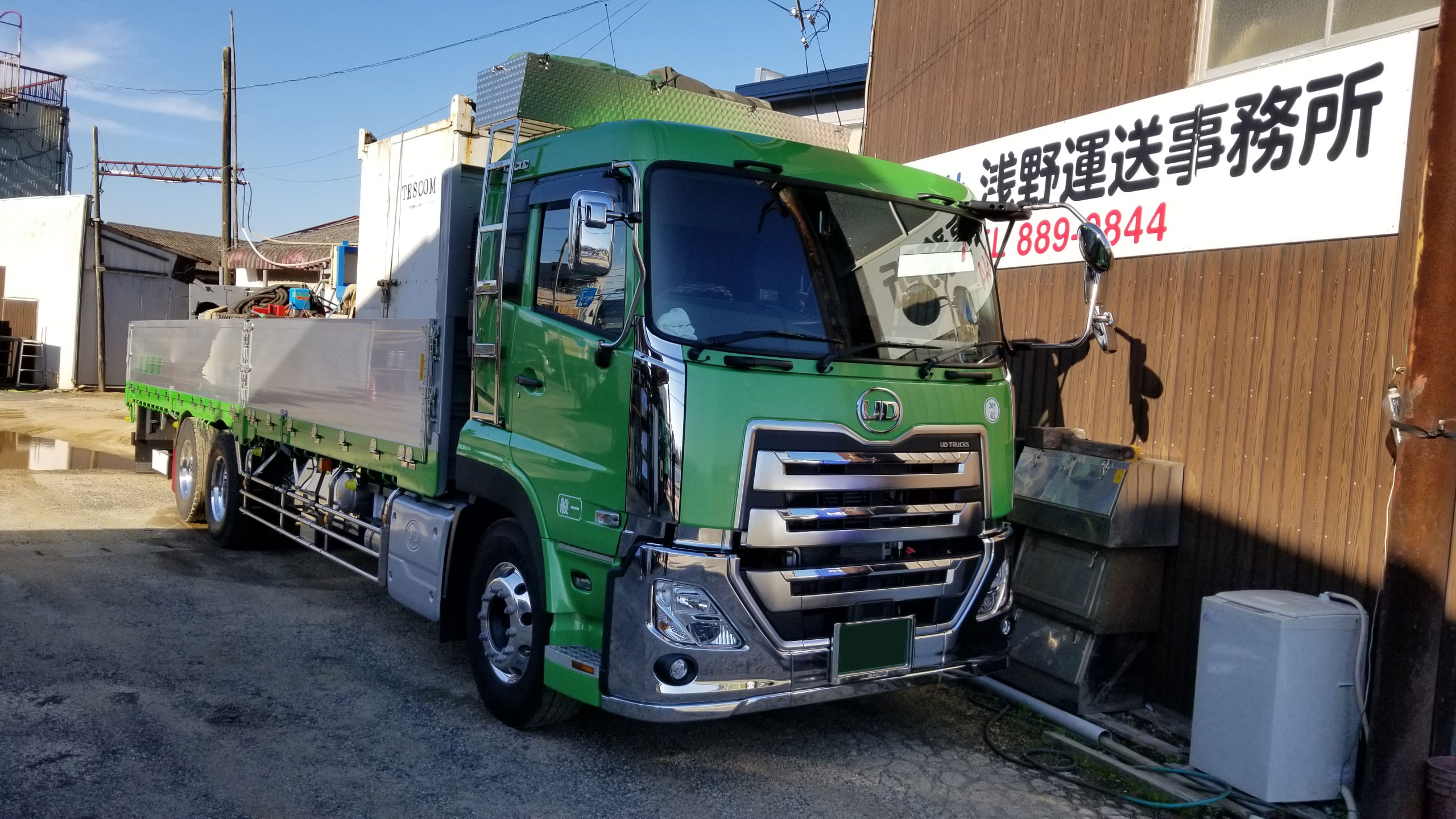 事務所前の大型平ボディ車