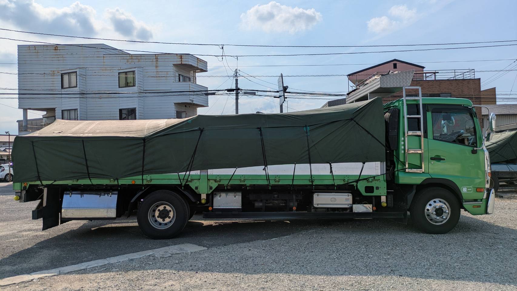 シート掛けを終えた積載車両