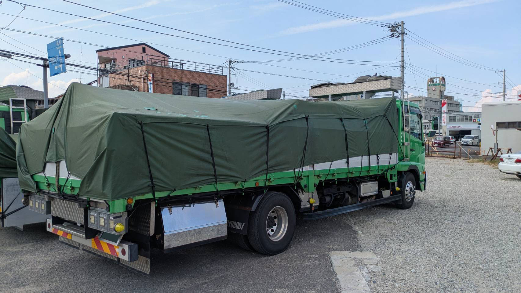 シート掛けした荷台