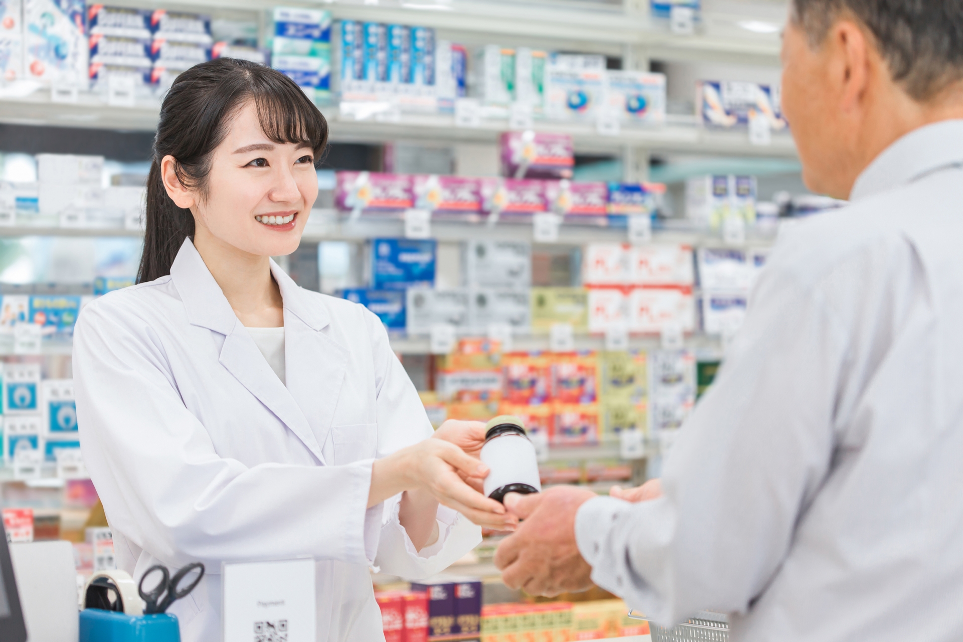 薬剤師がお客様にお薬をお渡ししている様子