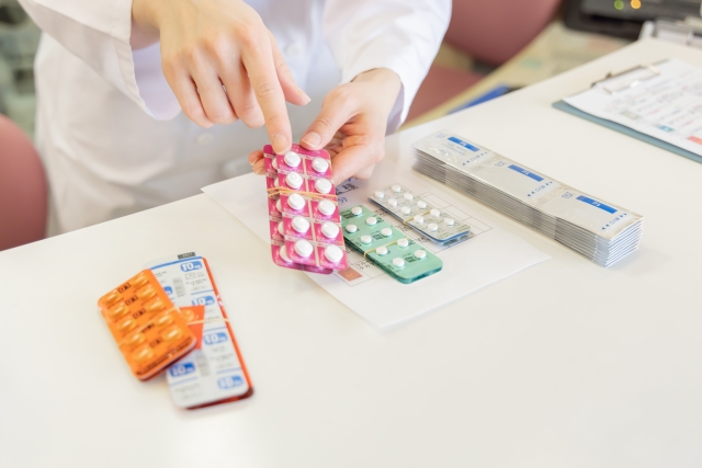 窓口で処方箋をお預かりする薬剤師
