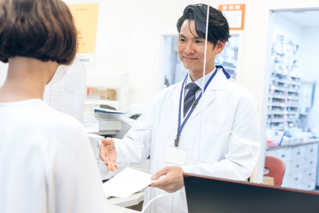 薬局の窓口で処方箋をお預かりする様子