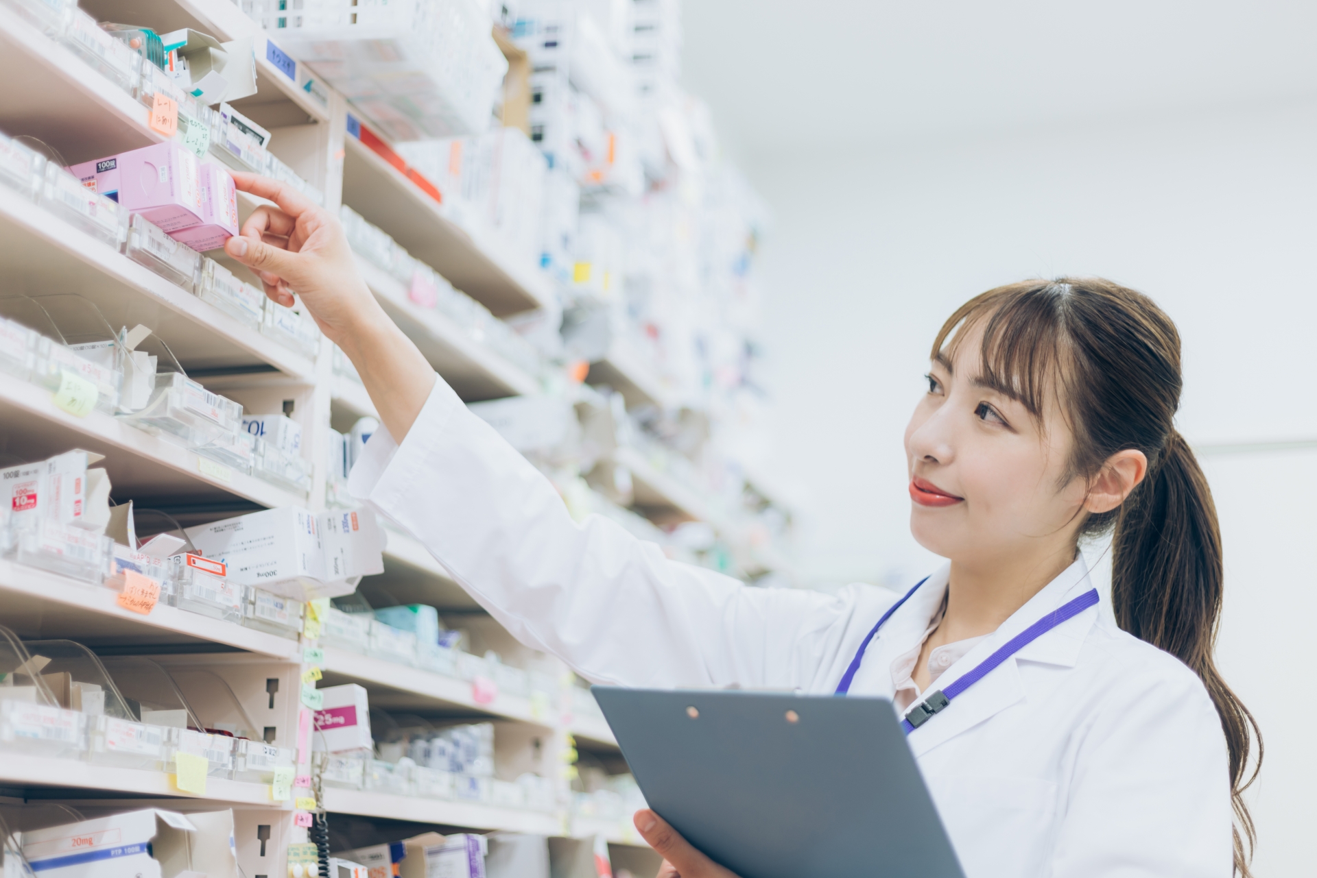 調剤棚からお薬を取り出す薬剤師