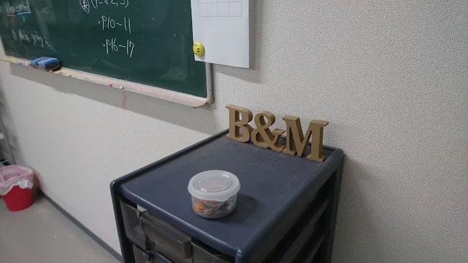 教室に置かれたB&Mのロゴオブジェ