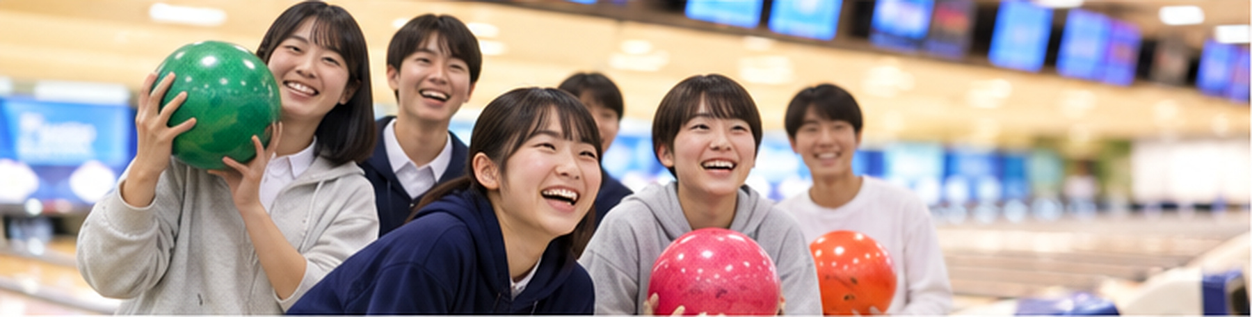 ボウリング大会を楽しむ生徒たち