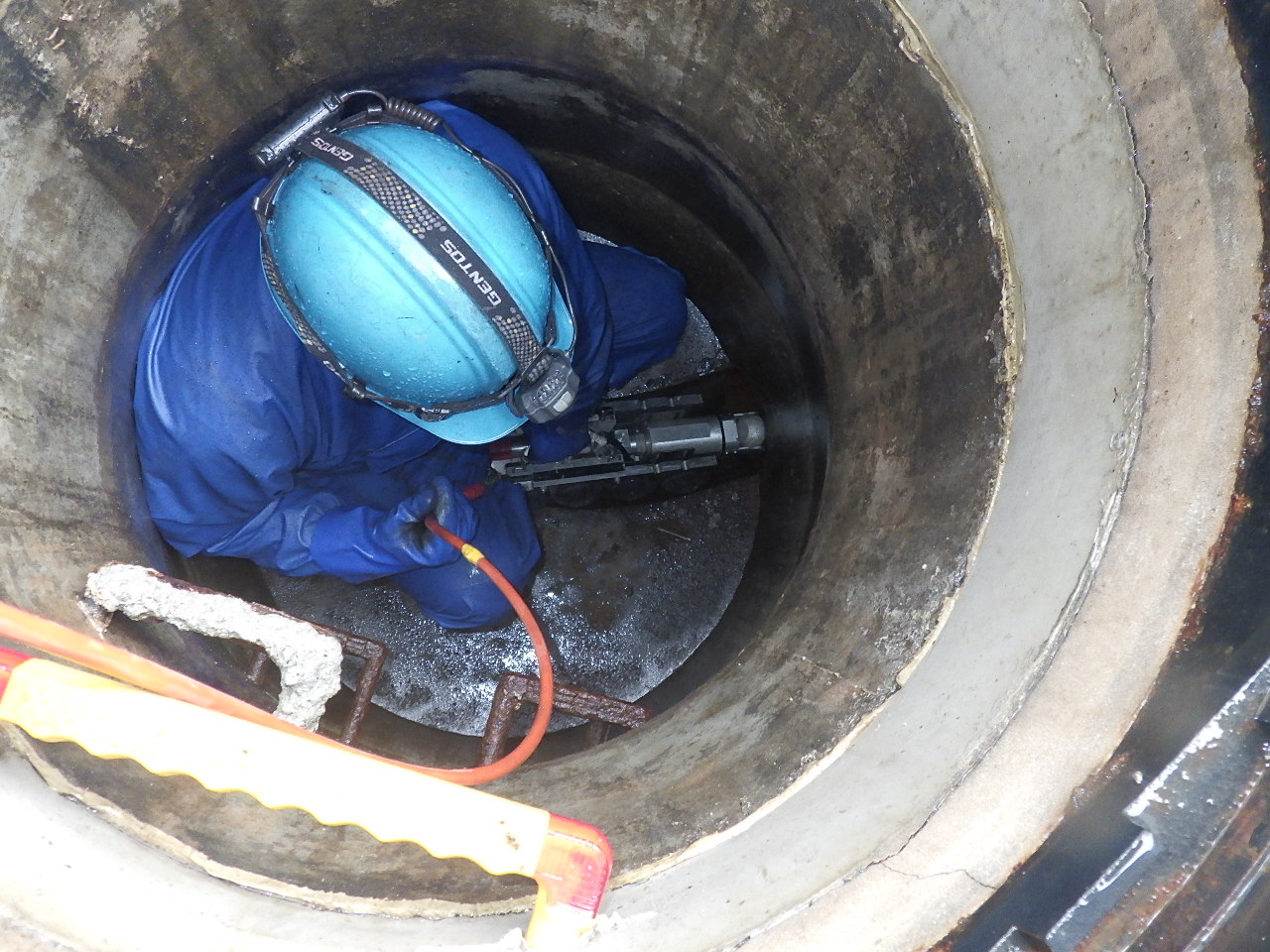 マンホール内での作業