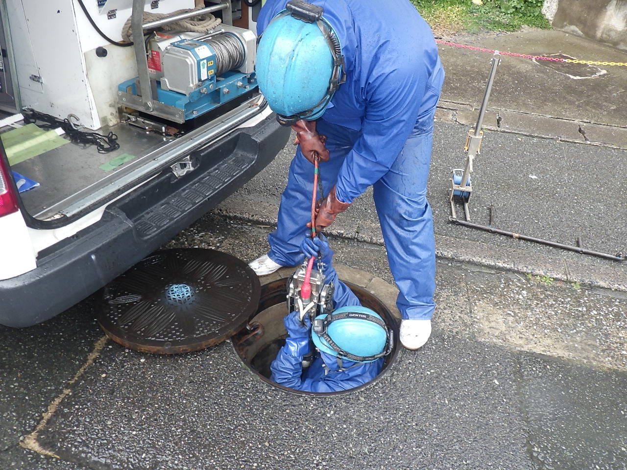 マンホールからの機材搬入・進入
