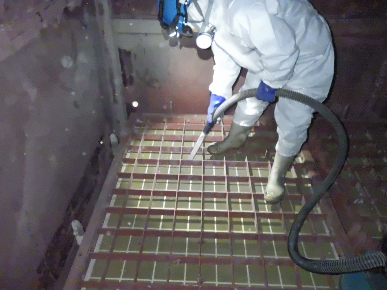 防護具を着用してのグレーチング下の清掃