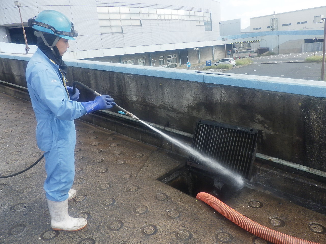 工場構内側溝の高圧洗浄