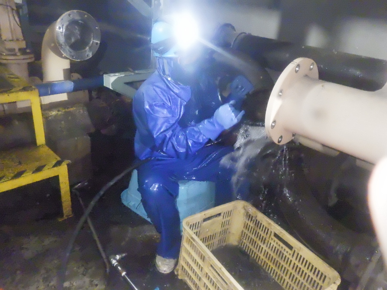 配管内部の高圧洗浄作業