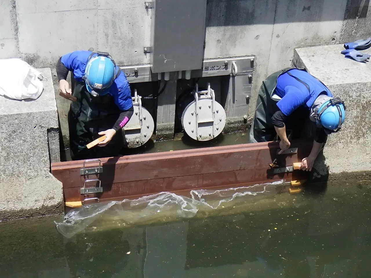 下水道管路施設維持管理の作業写真 3