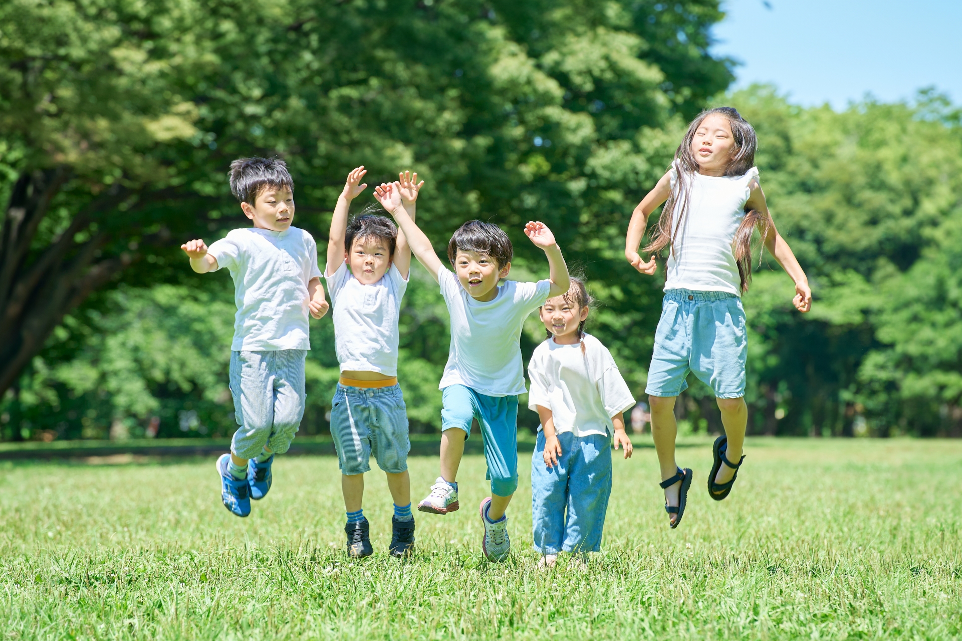 園庭で遊ぶ子どもたち