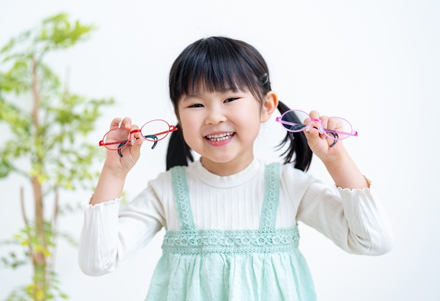 子ども用メガネを手にするお子さま
