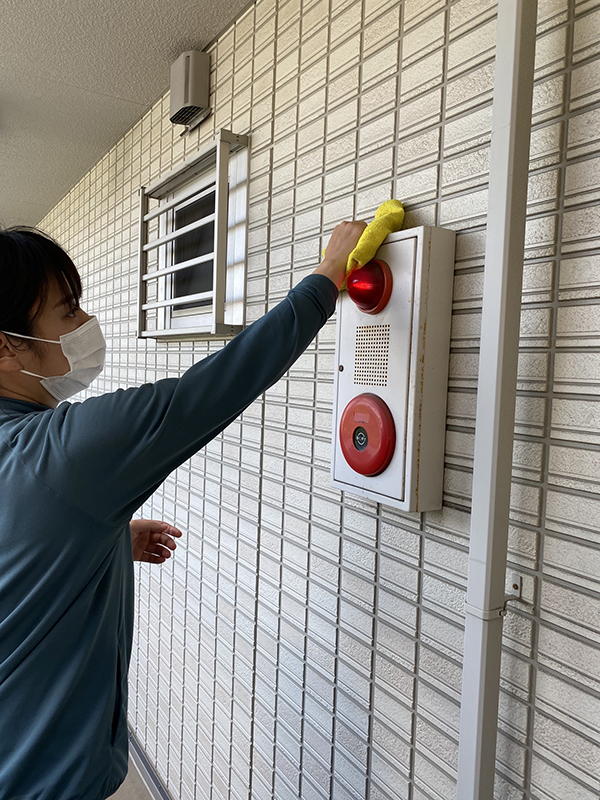 非常警報設備の拭き上げ