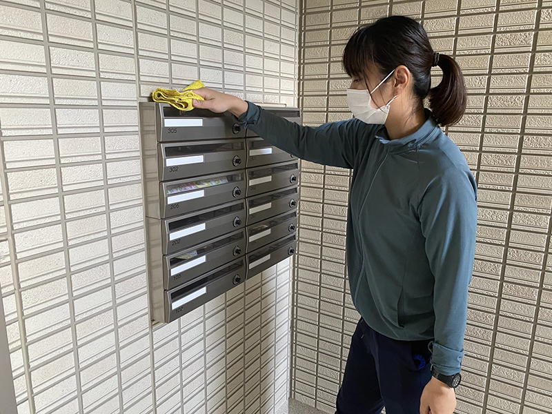 集合ポストの拭き上げ