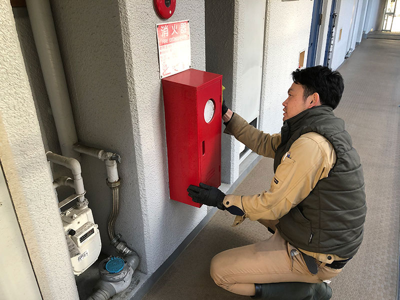 消火器ボックスの拭き上げ