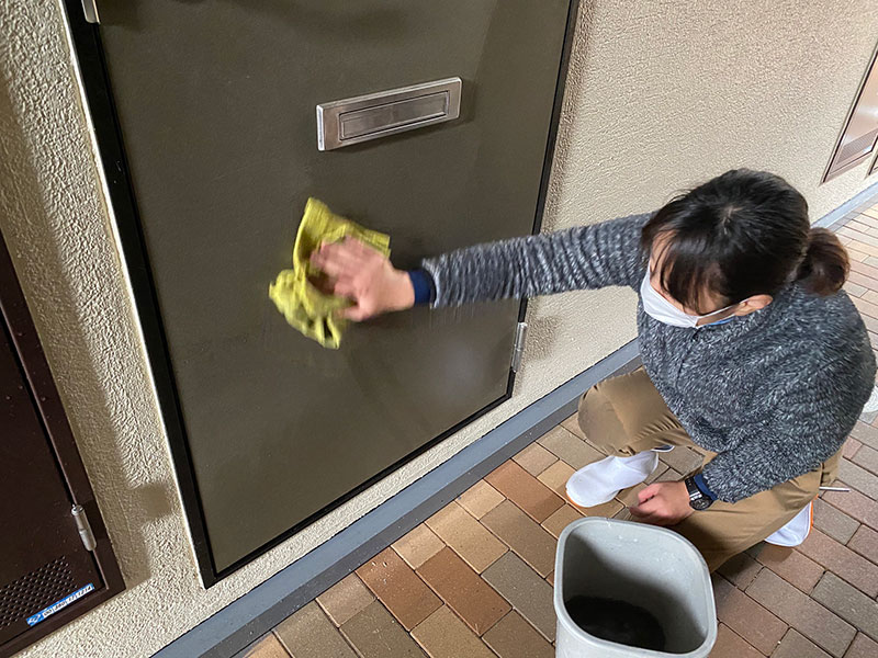玄関ドアの拭き上げ