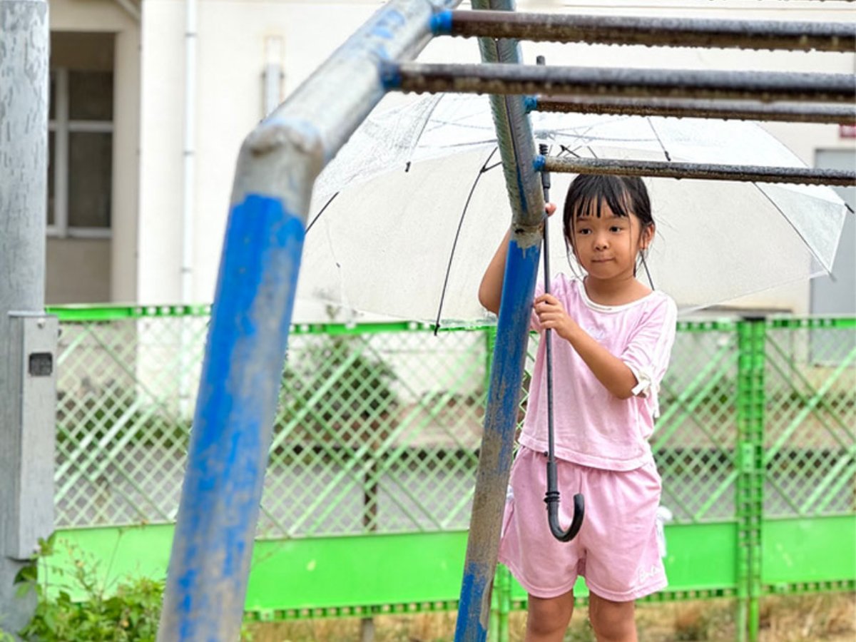 雲梯で遊ぶ子ども