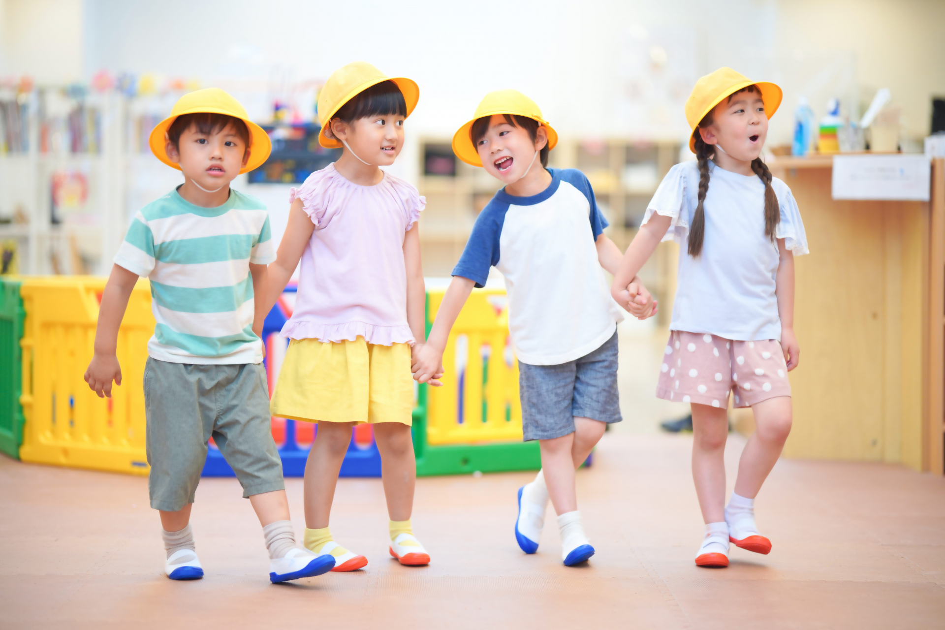 遊具で遊ぶ子どもたち