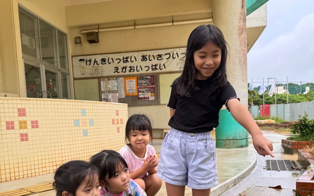 花壇で過ごす子どもたち