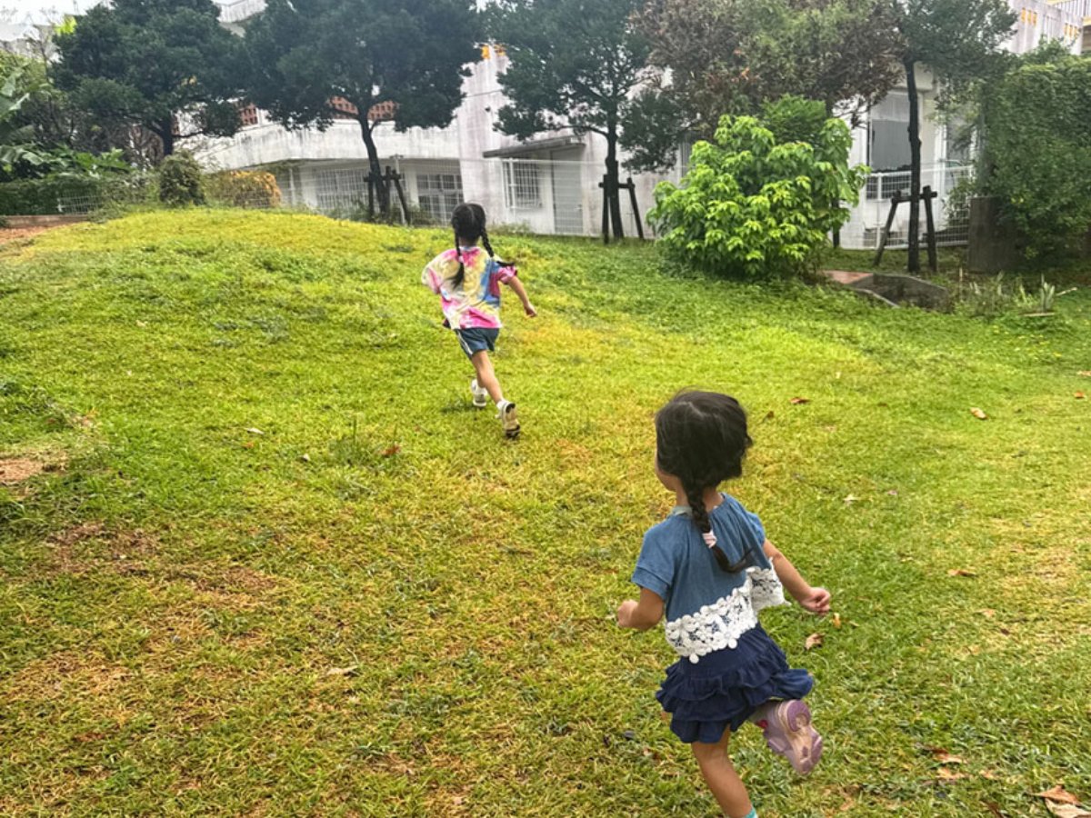 園庭を走る子ども