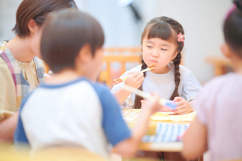 給食を食べる子ども