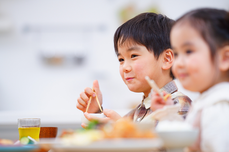 給食を食べる子ども