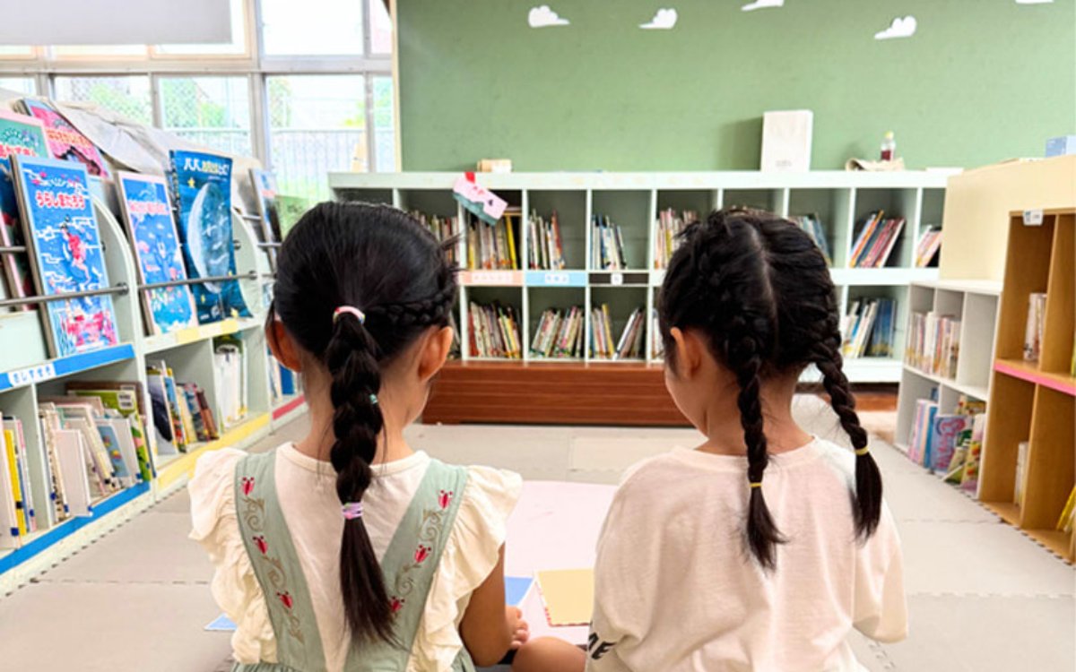 絵本コーナーで過ごす子どもたち
