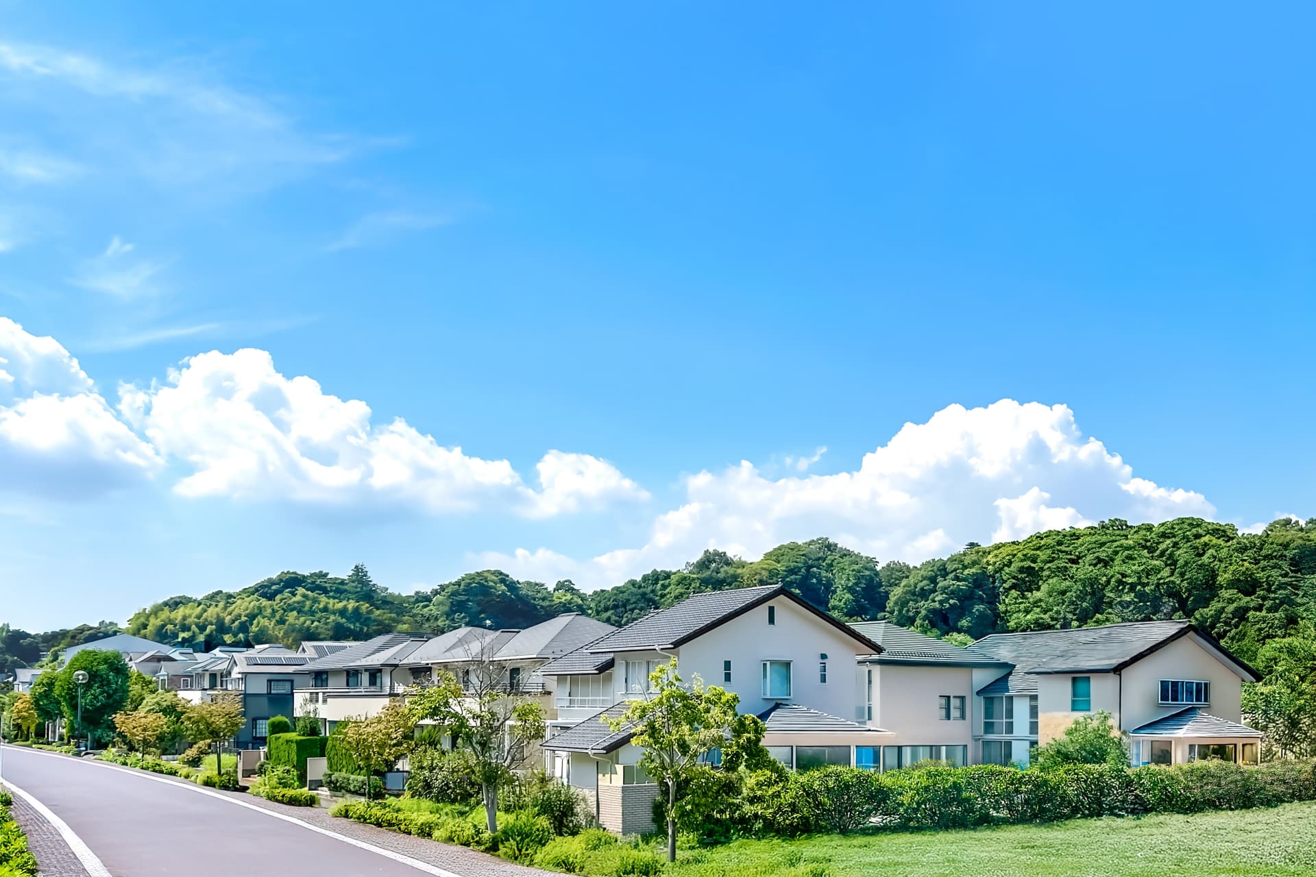 青空の下に並ぶ住宅街