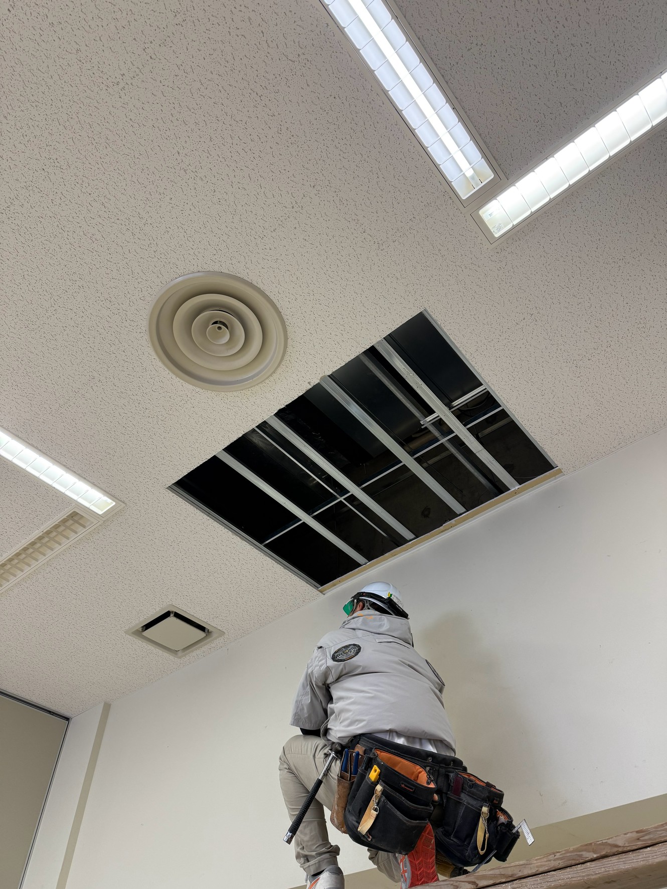 湿気で傷んだ天井の部分補修