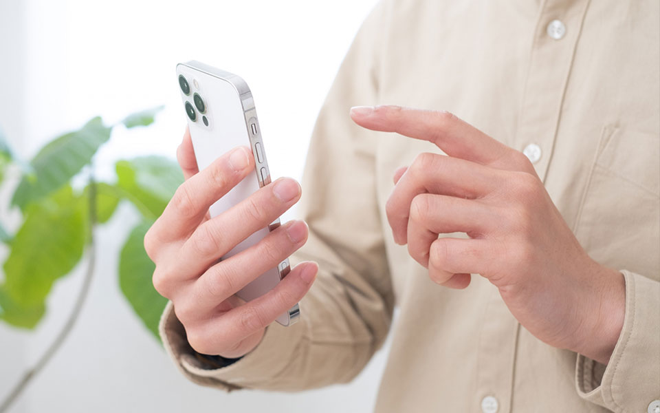 スマートフォンで端末の情報と写真を送るイメージ