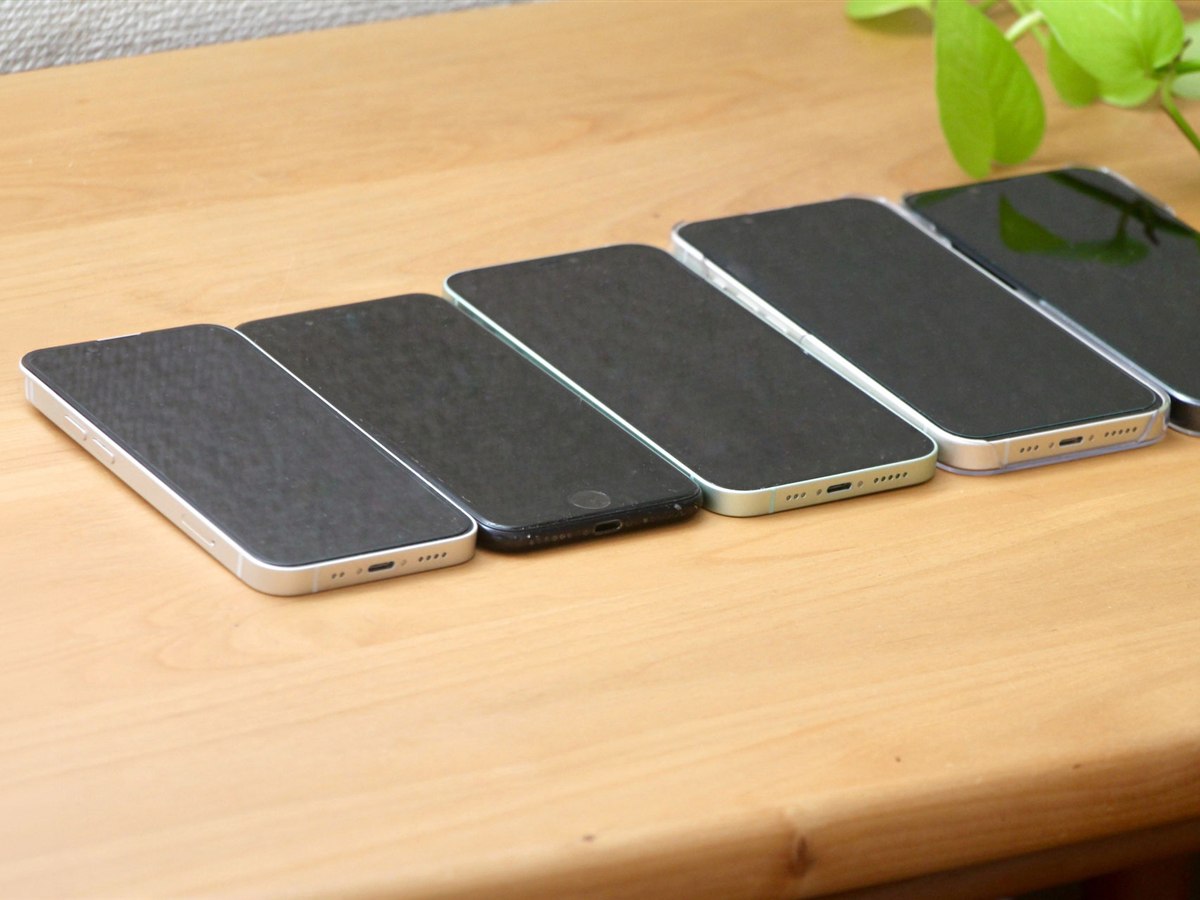 並べて置かれた複数のスマートフォン