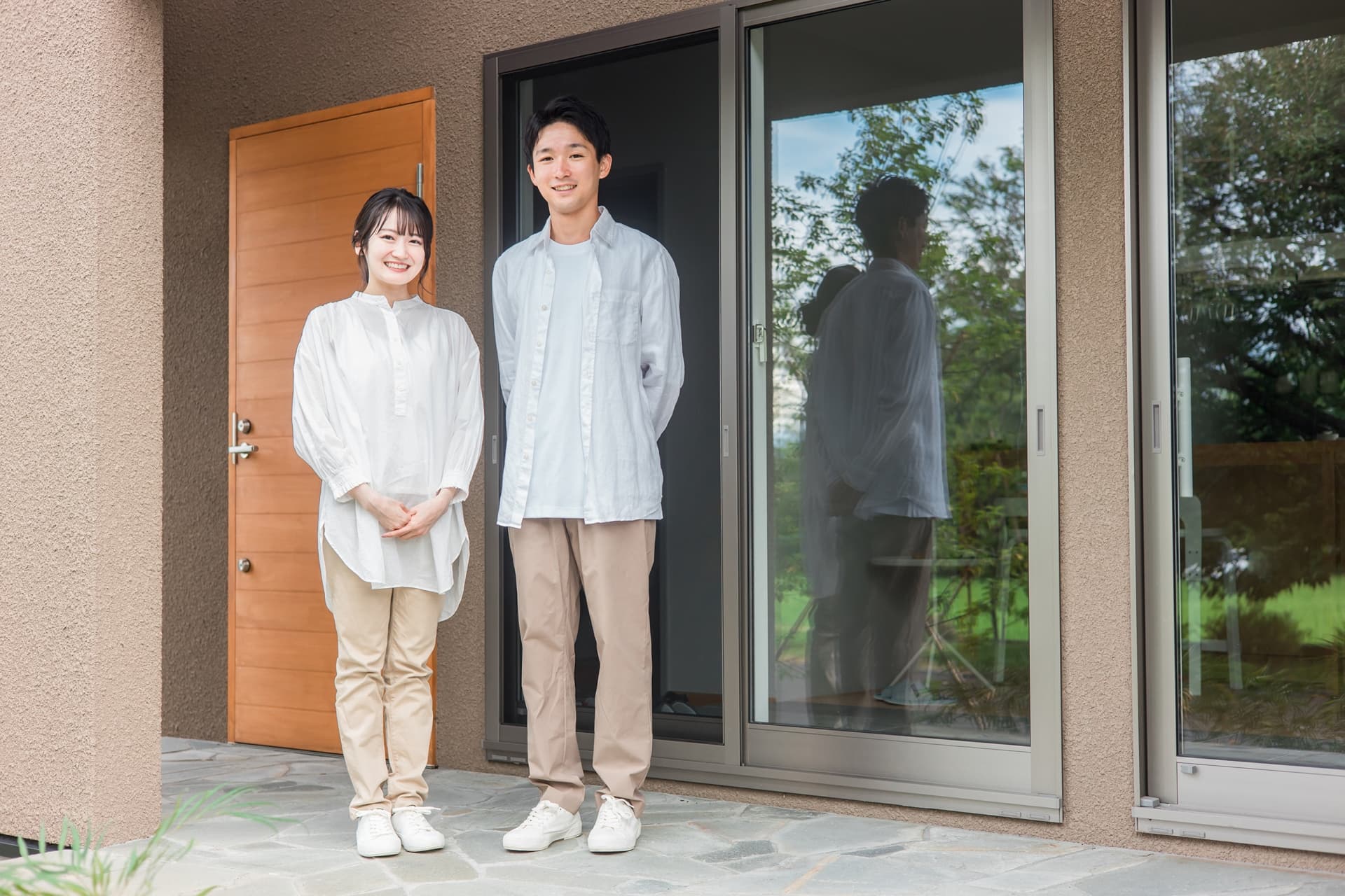 住まいの前に立つご夫婦