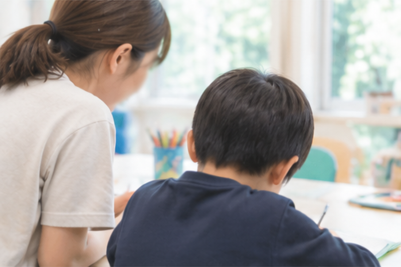 学習に取り組む子どもと支援員