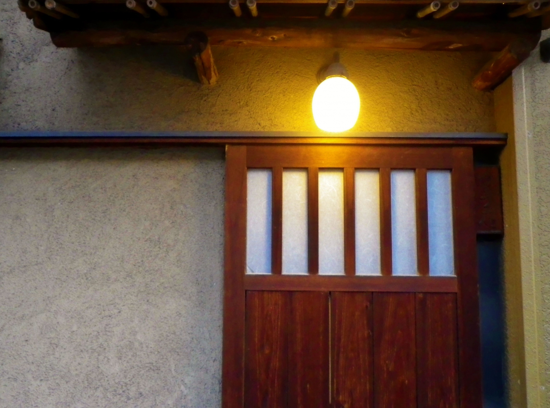 夜の玄関に灯るあかり