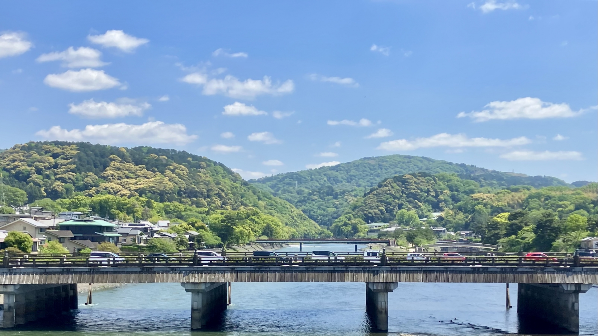 宇治川に架かる橋と緑の山並み